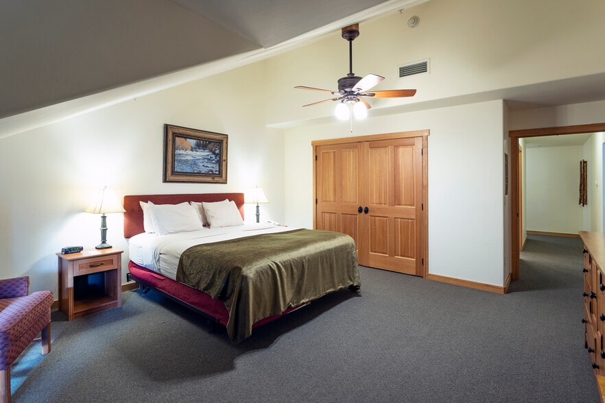 More Photos Of 41-45 Lakeshore Dr, Sagle Hotel For Sale