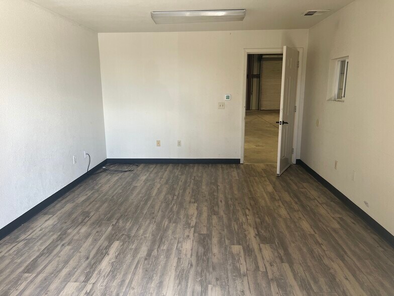 More Photos Of 1320-1322 Venture Ln, Turlock Warehouse For Lease