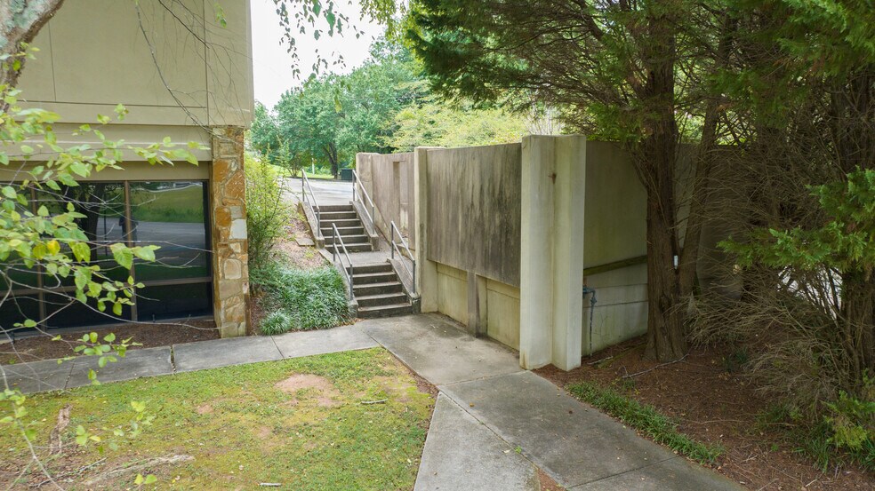 More Photos Of 1330 N Park St, Carrollton Medical For Lease