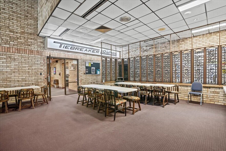More Photos Of 2140 Fairway Dr, Davison Sports And Entertainment For Sale