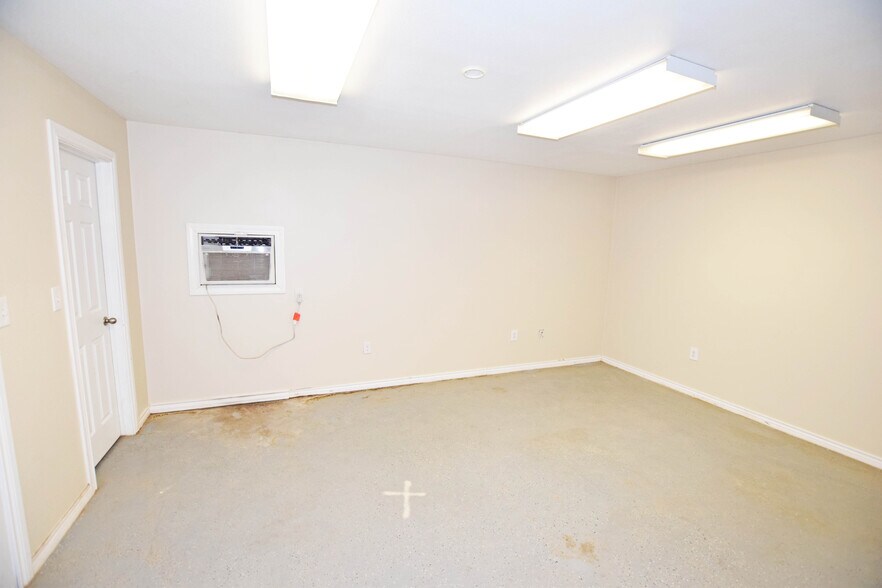 More Photos Of 327 SE Loop 338, Odessa Flex For Lease