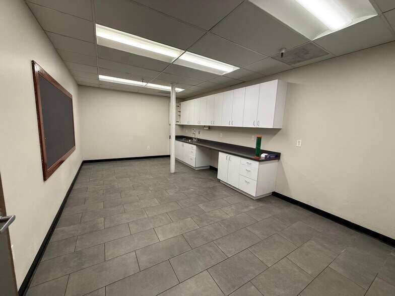 More Photos Of 7979-7989 Vickers St, San Diego Flex For Lease