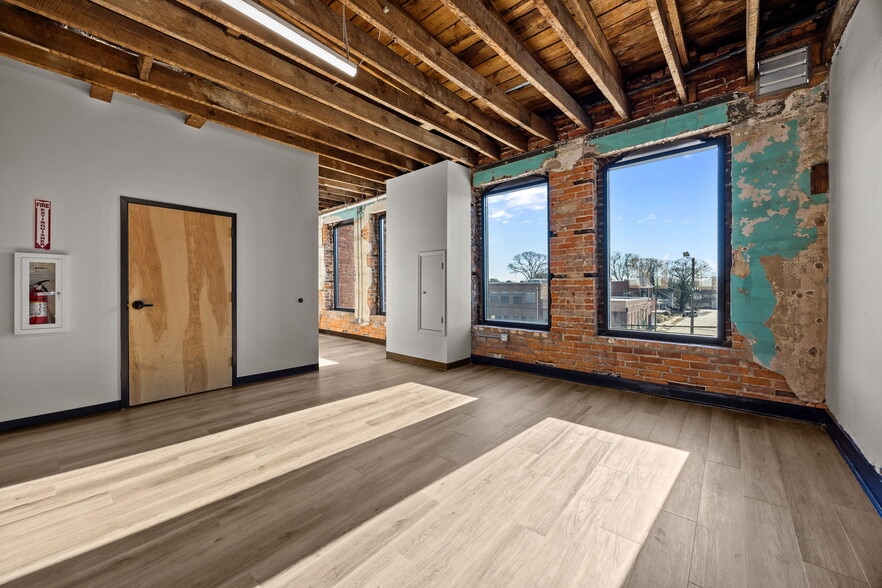 More Photos Of 207 S Garnett St, Henderson Flex For Lease