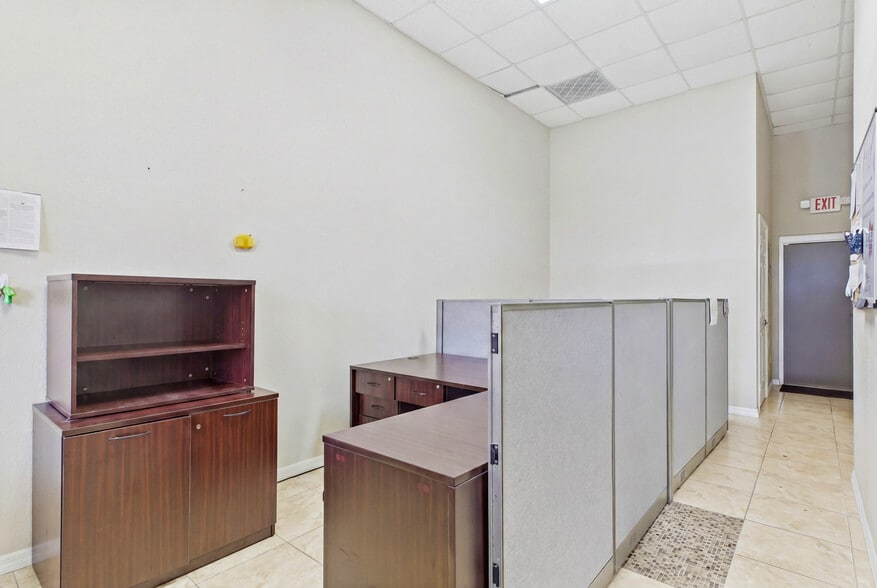 More Photos Of 1010 NE 9th St, Cape Coral Office For Sale