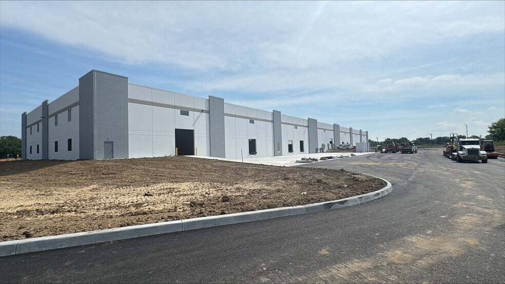 More Photos Of 20340 Grassy Branch Rd, Westfield Warehouse For Lease