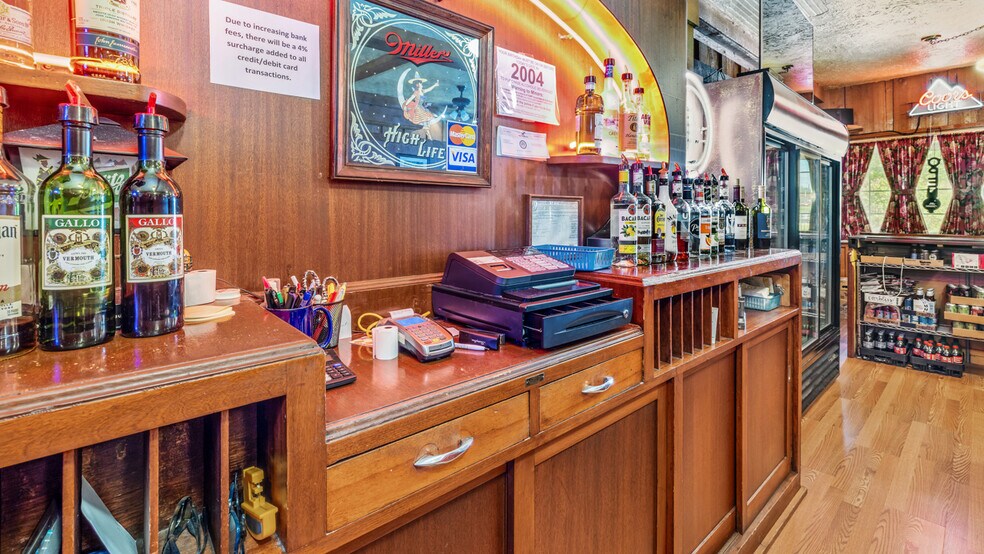 More Photos Of 1100 Vulcan St, Iron Mountain Warehouse For Sale