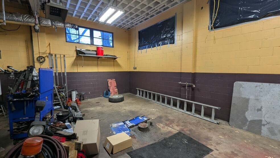 More Photos Of 2315 S Main St, Rockford General Retail For Sale