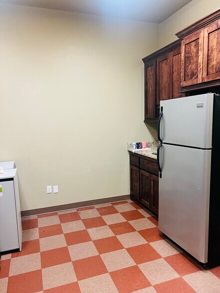 More Photos Of 409 N Green Ave, Purcell Office For Lease