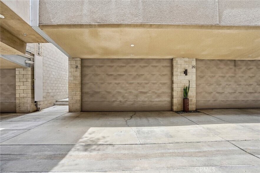 More Photos Of 717 N Highland Ave, Los Angeles Light Distribution For Sale