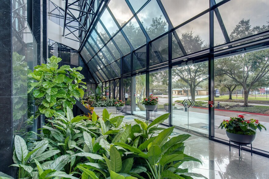 More Photos Of 1880 Dairy Ashford Rd, Houston Office For Lease