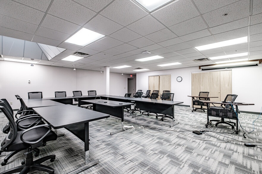 More Photos Of 76 Northern Ave, Gardiner Office For Sale