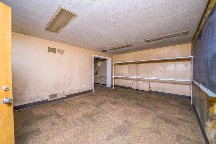More Photos Of 43 W Laketon Ave, Muskegon General Retail For Sale