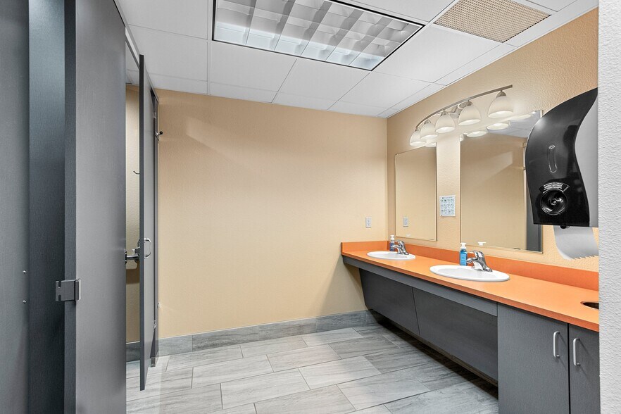 More Photos Of 2980 Walker Dr, Green Bay Office For Sale