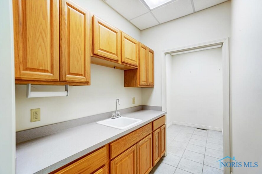 More Photos Of 2135 Tiffin Ave, Findlay Office For Sale