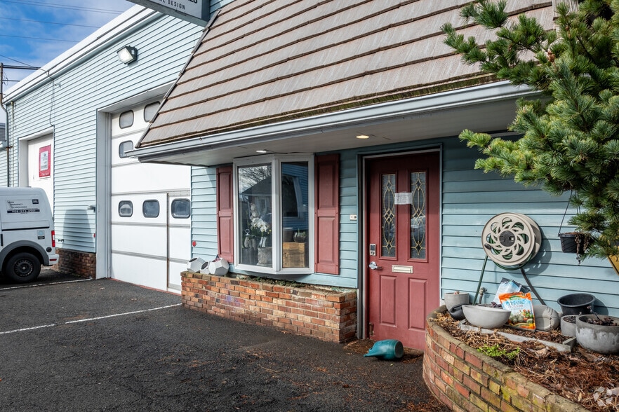 More Photos Of 20 Franklin Pl, Summit General Retail For Sale