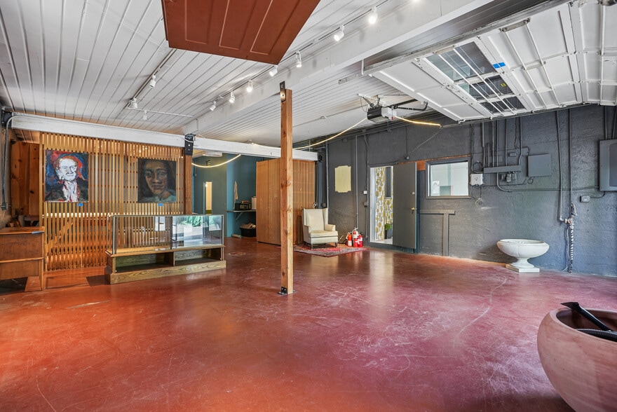 More Photos Of 1114 SE Clay St, Portland Freestanding For Sale