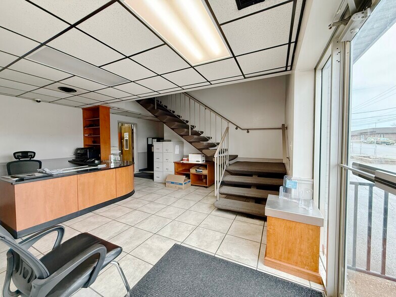 More Photos Of 439 McNally Dr, Nashville Manufacturing For Lease