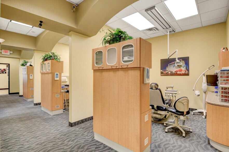 More Photos Of 8867 W Flamingo Rd, Las Vegas Office For Sale