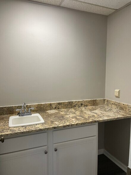 More Photos Of 770 Old Roswell Rd, Roswell Office For Lease