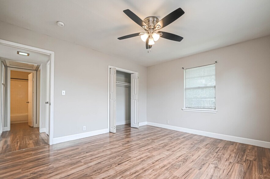 More Photos Of 8430 Round Rock Dr, Houston Apartments For Sale