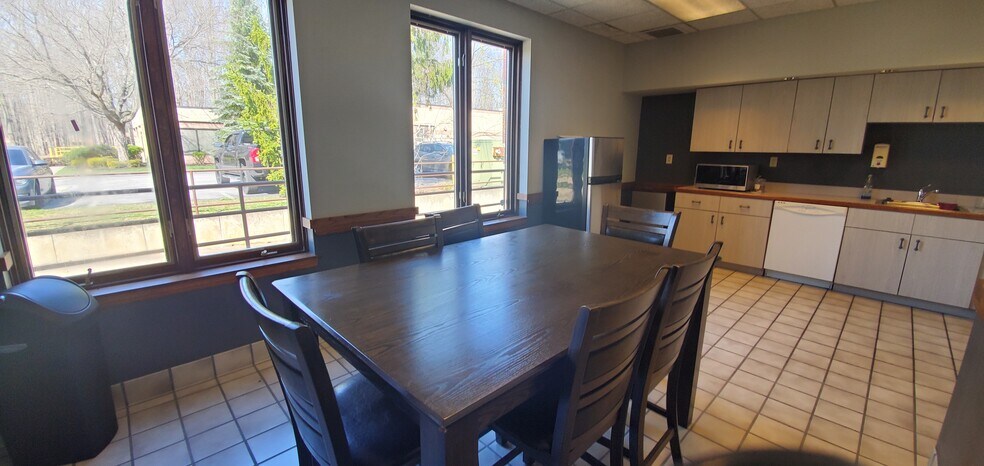More Photos Of 38227 Western Pky, Willoughby Flex For Lease