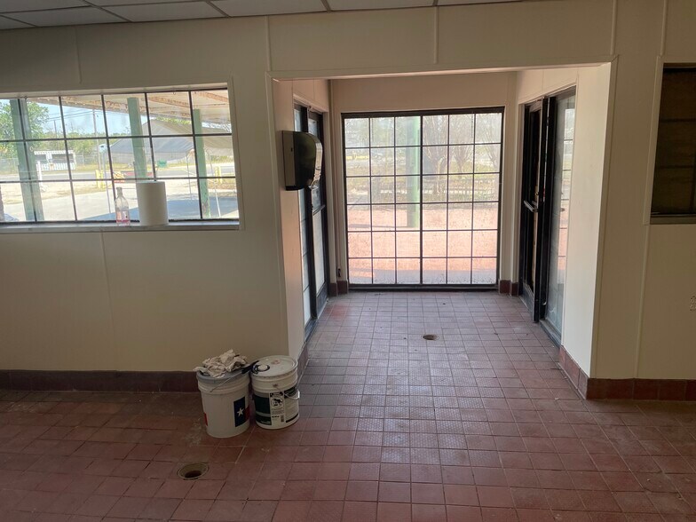 More Photos Of 7303 S Lake Houston Pky, Houston Fast Food For Lease