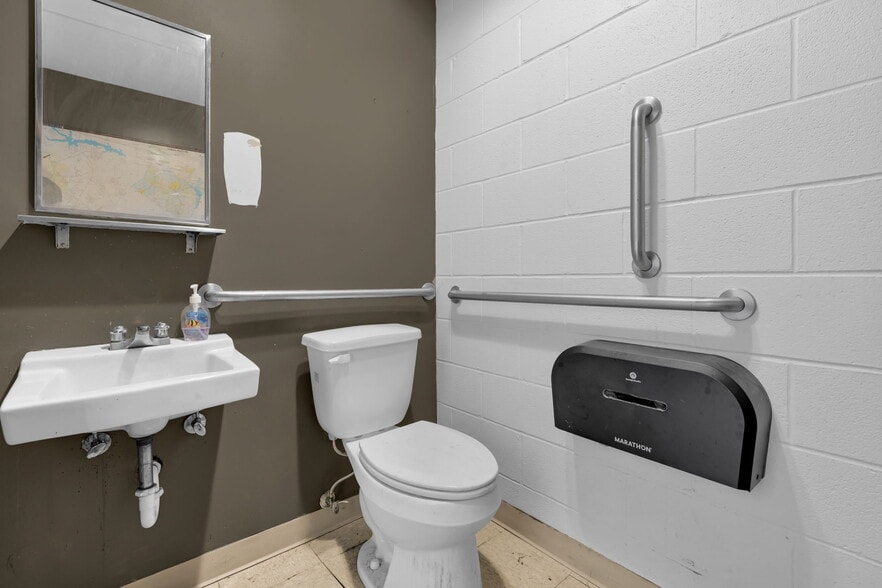 More Photos Of 904 N Main St, Anderson Auto Repair For Sale