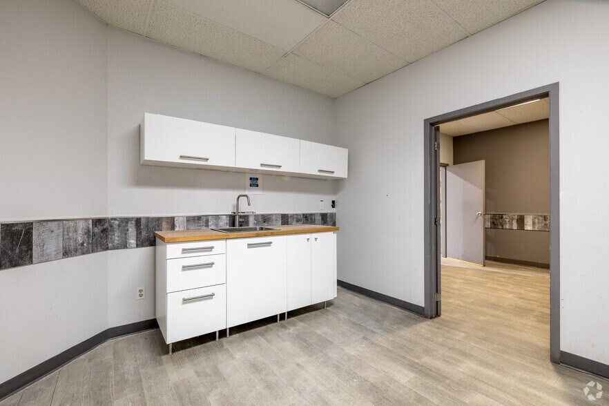 More Photos Of 1420-1490 Rue Beaulac, Saint-Laurent Light Distribution For Lease