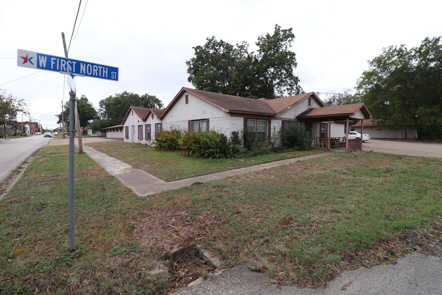 More Photos Of 108 W Hickory St, Kaufman Healthcare For Sale