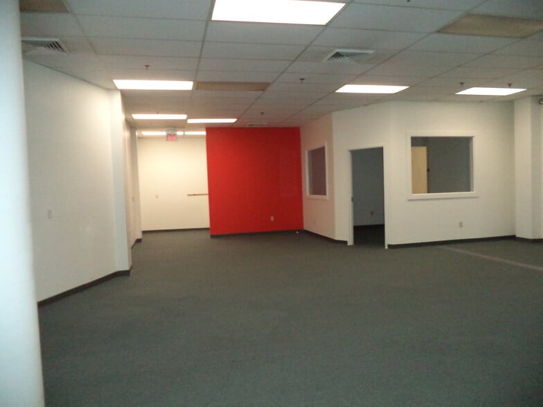 More Photos Of 1117 Elm St, Manchester Office For Lease