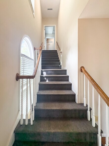 More Photos Of 890 Johnnie Dodds Blvd, Mount Pleasant Office For Lease