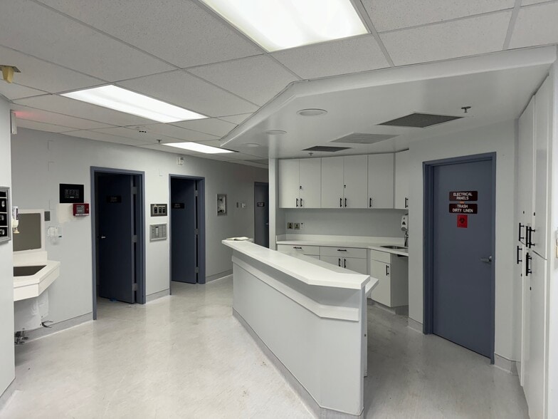 More Photos Of 130 9th St N, Naples Medical For Sale