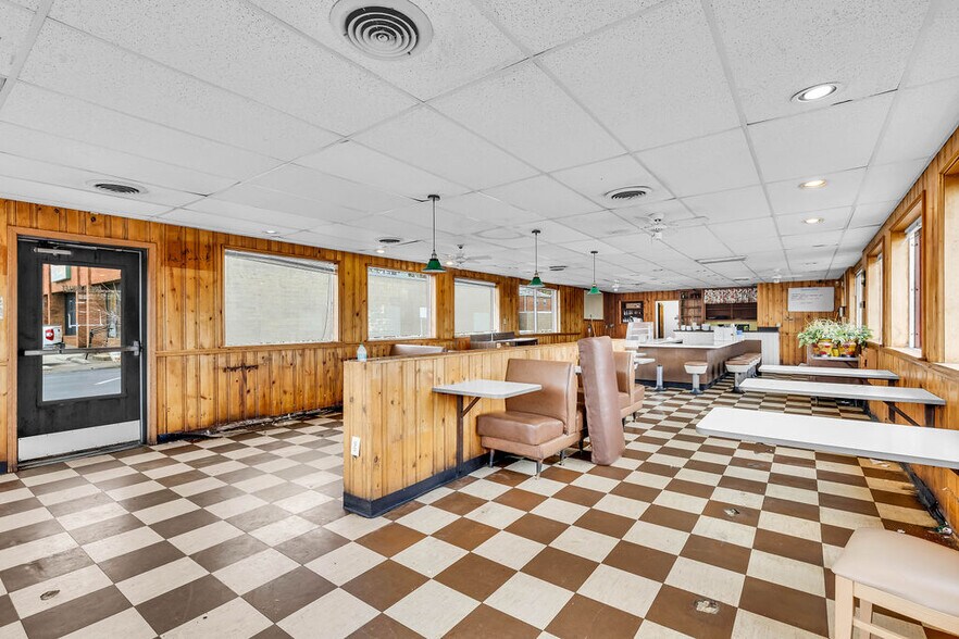 More Photos Of 2924 E Main St, Columbus Bar For Lease