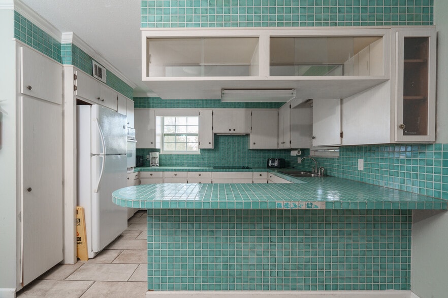 More Photos Of 1919 Drummond Ave, Panama City Distribution For Lease