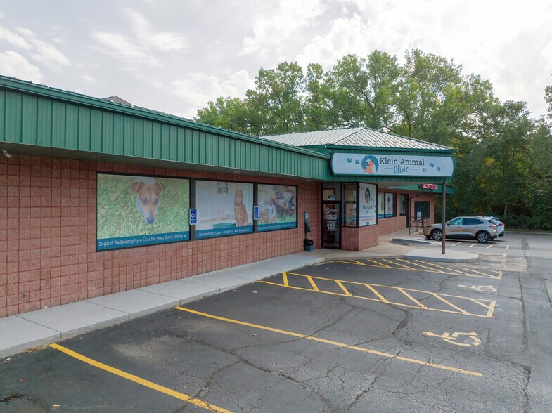 More Photos Of 2925 18th St, Bettendorf General Retail For Lease