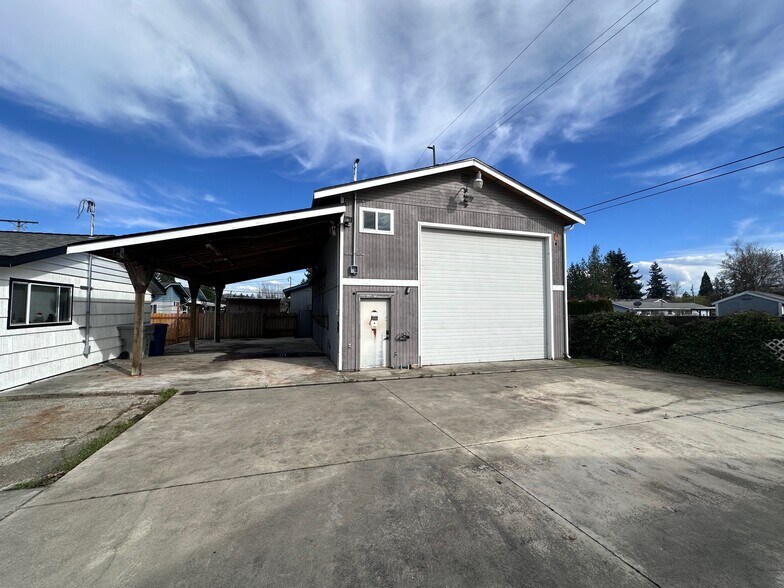 More Photos Of 11963 160th - Garage st, Renton Service For Lease