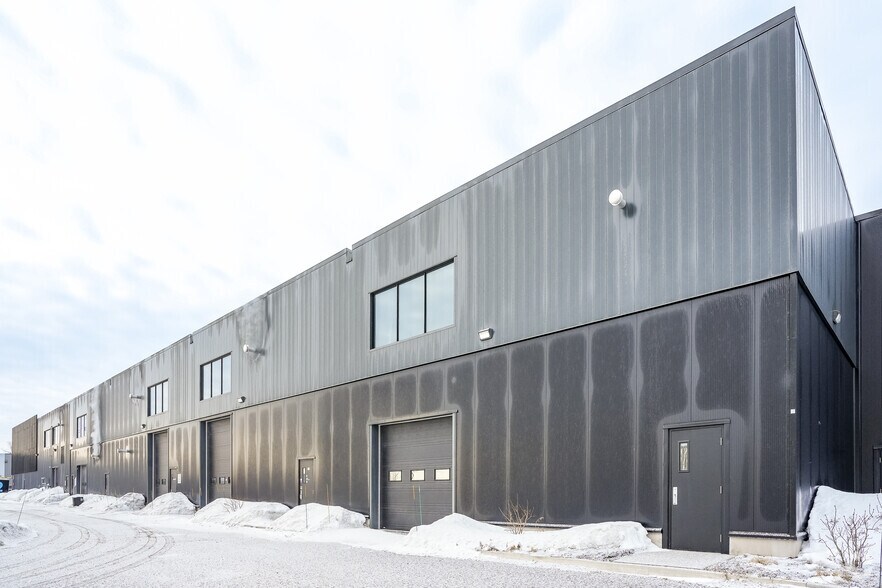 Primary Photo Of 265 Rue De Singapour, St-Augustin-de-Desmaures Warehouse For Lease