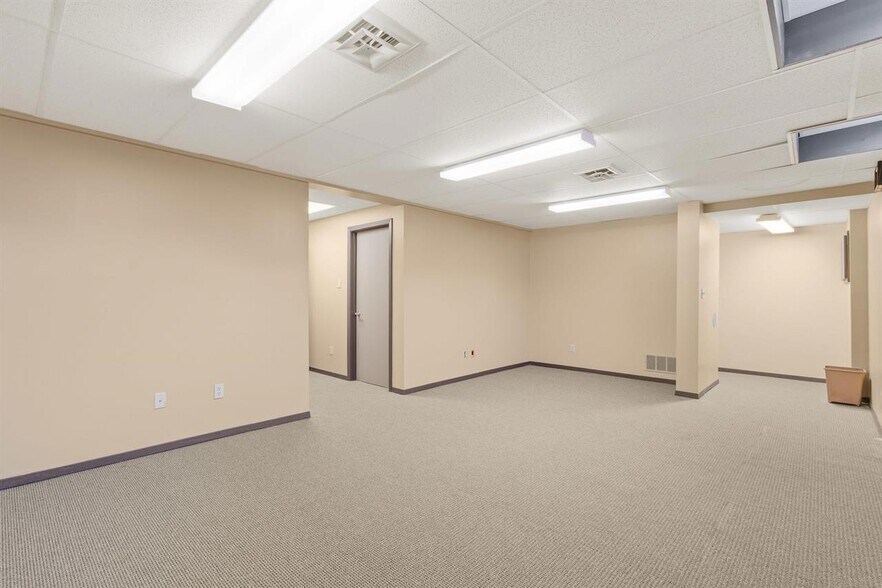 More Photos Of 2131 Calumet Dr, New Holstein Medical For Lease