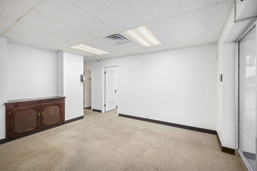 More Photos Of 8402 Speedway Dr, San Antonio Warehouse For Sale