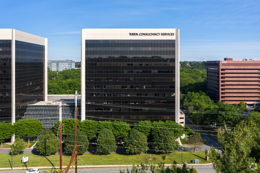 More Photos Of 379 Thornall St, Edison Office For Lease