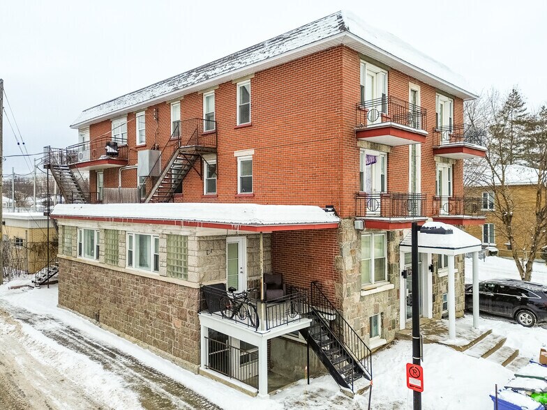 Primary Photo Of 135 Rue 47e E, Québec Apartments For Sale