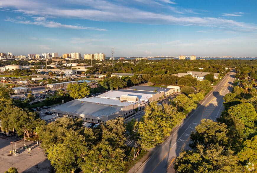 More Photos Of 1876 17th St, Sarasota Office For Lease