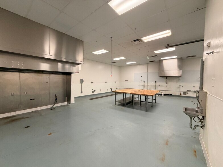 More Photos Of 3975 Landmark St, Culver City Warehouse For Lease