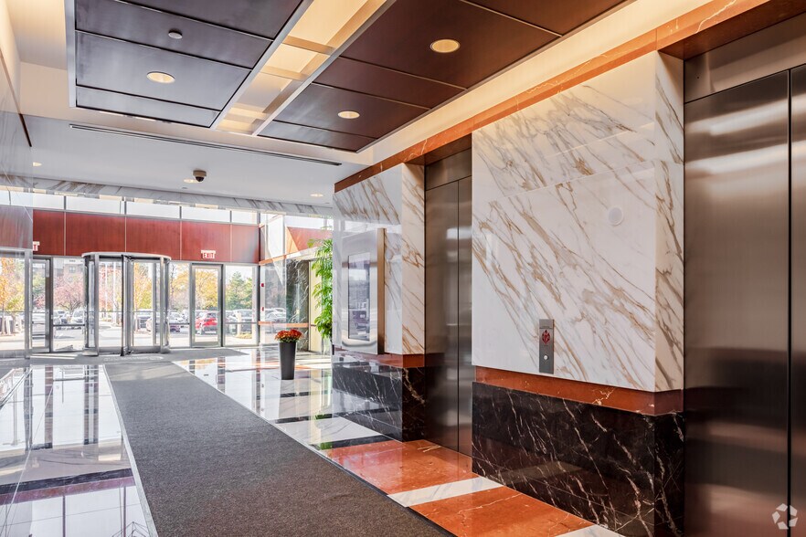 More Photos Of 1033 Skokie Blvd, Northbrook Unknown For Lease