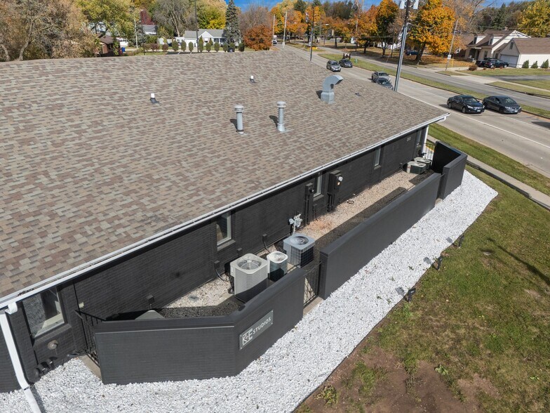 More Photos Of 2009 S Memorial Dr, Appleton Office For Sale