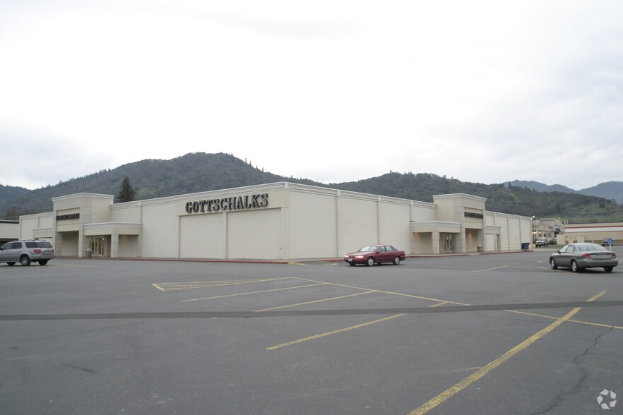 More Photos Of 915 NE D St, Grants Pass General Retail For Lease