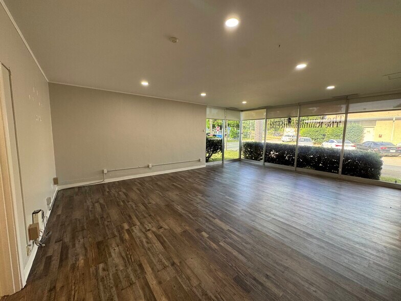 More Photos Of 300 N Washington St, Kaufman Office For Sale