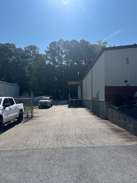 More Photos Of 6935 Oak Ridge Commerce Way, Austell Warehouse For Lease