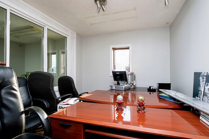 More Photos Of 2911 W Washington St, Indianapolis Storefront Retail Office For Sale