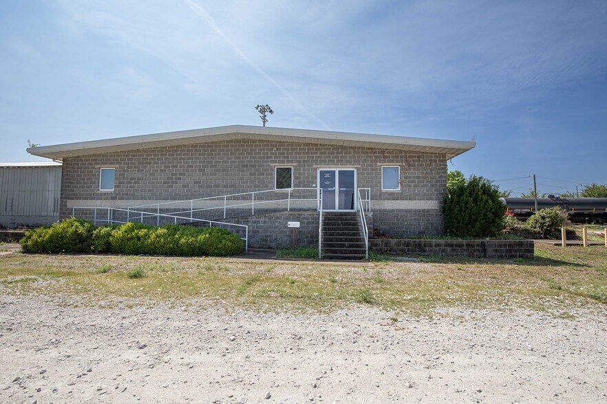 More Photos Of 200 N River St, Carthage Manufacturing For Lease